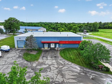 Property has been a Office supply business and warehouse - photo 3