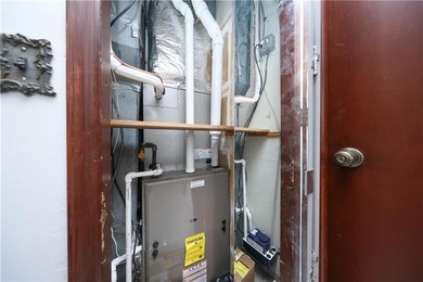 Rare find! Oversized semi-detached two-family home with a - photo 31