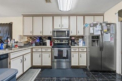 NO HOA, 3 bedroom 2.5 bath home that is a short distance to the - photo 5