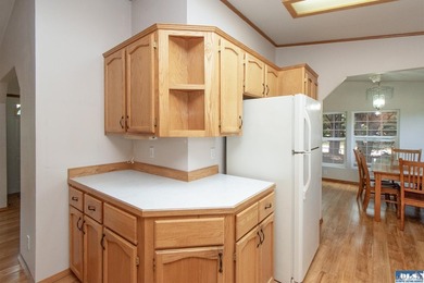 WELCOMING HOME IN SOUGHT-AFTER NEIGHBORHOOD! You need to see - photo 12