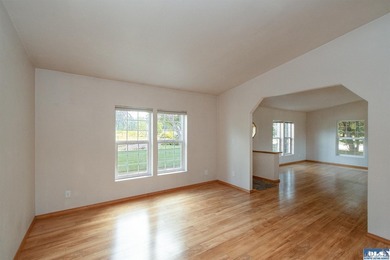 WELCOMING HOME IN SOUGHT-AFTER NEIGHBORHOOD! You need to see - photo 15