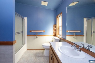 WELCOMING HOME IN SOUGHT-AFTER NEIGHBORHOOD! You need to see - photo 27