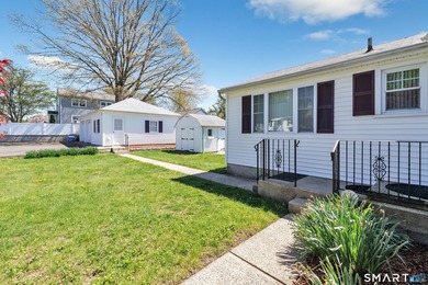 Welcome to 1400 Reservoir Avenue! This updated colonial in the - photo 34