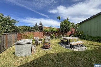 WELCOMING HOME IN SOUGHT-AFTER NEIGHBORHOOD! You need to see - photo 34
