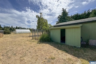 WELCOMING HOME IN SOUGHT-AFTER NEIGHBORHOOD! You need to see - photo 42