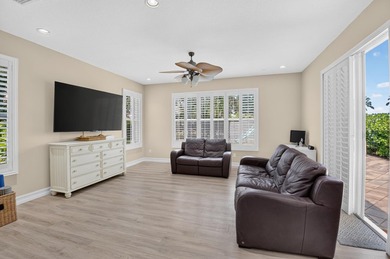 Located in a Cul de sac on an oversized pie shaped lot with a - photo 14