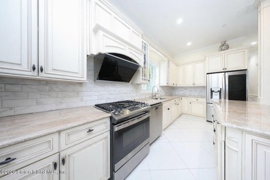 Spacious two-family Side Hall Colonial located on a quiet - photo 26