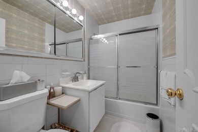 Sunny & Bright 2 Bedroom, 2 Bath Coop in Garden Town Community! - photo 11