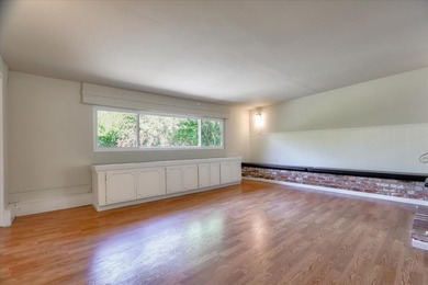 The sunroom, guest bedroom and bathroom near the laundry room - photo 15
