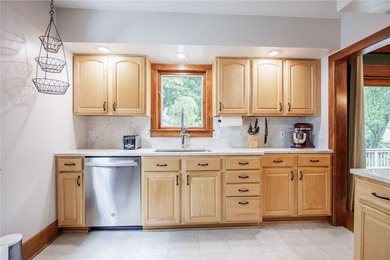 Classic charm and exceptional space come together in this - photo 17