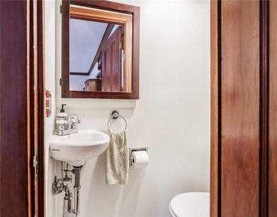 Classic charm and exceptional space come together in this - photo 21