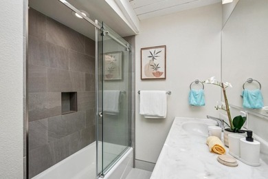 The sunroom, guest bedroom and bathroom near the laundry room - photo 26
