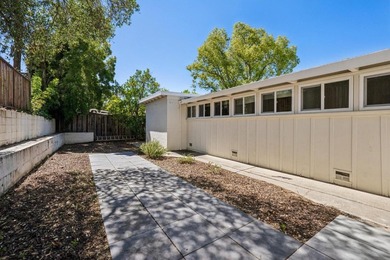 The sunroom, guest bedroom and bathroom near the laundry room - photo 29