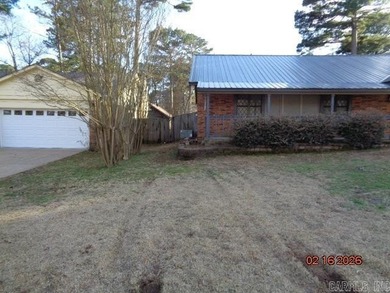 VA owned Property. One story Brick and frame home on a nice - photo 4