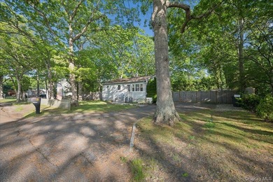 Opportunity Knocks in Mastic Beach! Situated on a spacious - photo 2
