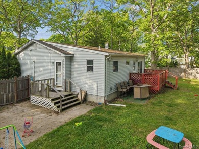 Opportunity Knocks in Mastic Beach! Situated on a spacious - photo 3