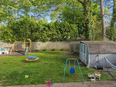 Opportunity Knocks in Mastic Beach! Situated on a spacious - photo 4
