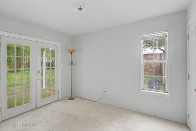 Welcome to this precious 3-bedroom, 2-bathrooms starter home - photo 24