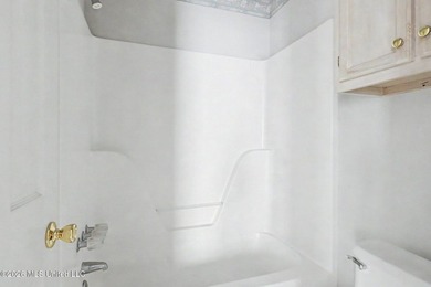 Welcome to this precious 3-bedroom, 2-bathrooms starter home - photo 32