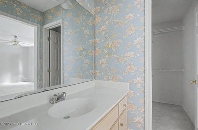 Welcome to this precious 3-bedroom, 2-bathrooms starter home - photo 33