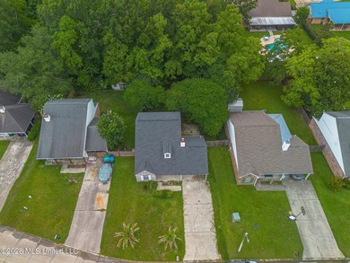 Welcome to this precious 3-bedroom, 2-bathrooms starter home - photo 36