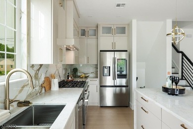 COMMUTER'S DREAM EXQUISITE NEW EAST FACING CONTEMPORARY MODERN - photo 11
