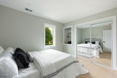COMMUTER'S DREAM EXQUISITE NEW EAST FACING CONTEMPORARY MODERN - photo 23