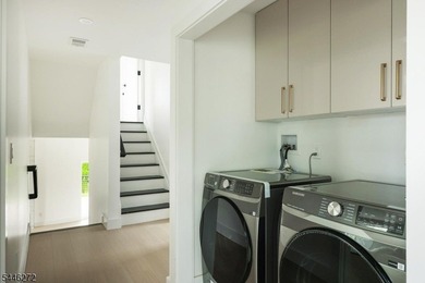 COMMUTER'S DREAM EXQUISITE NEW EAST FACING CONTEMPORARY MODERN - photo 26