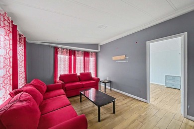 Centrally located with easy access to main roads, schools and - photo 9