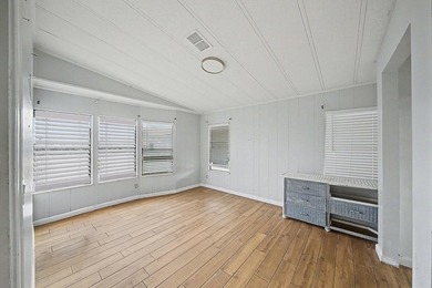 Centrally located with easy access to main roads, schools and - photo 10