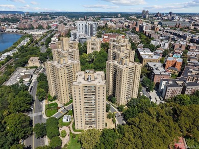 Spacious one-bedroom apartment in the desirable Fordham Hill - photo 1