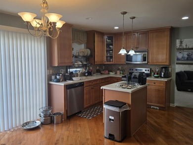 Welcome to Eagle's Glen! This exceptional former builder's model - photo 2