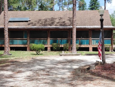 This 2-bedroom, 2-bathroom log cabin offers rustic charm. It is - photo 1
