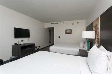 Palms at Waikiki is a chic and stylish boutique hotel. Once - photo 4