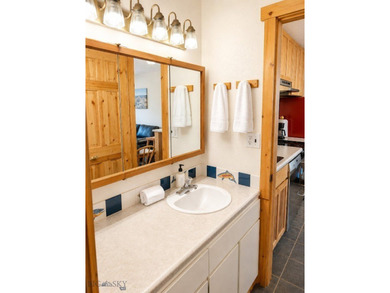 Enjoy this amazing opportunity to own a convenient ground floor - photo 5