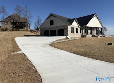 Lake Guntersville Home For Sale in Guntersville Alabama