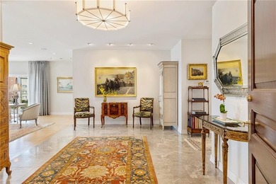 Perched on the top floor of the Bonniecrest estate, this - photo 2