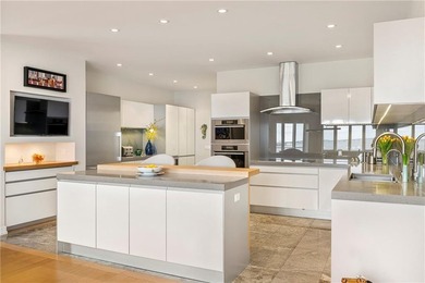 Perched on the top floor of the Bonniecrest estate, this - photo 4
