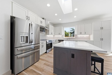 Beautiful custom home with those amazing mountain views to enjoy - photo 11