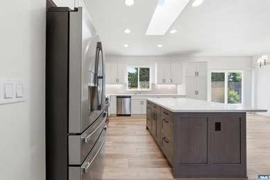 Beautiful custom home with those amazing mountain views to enjoy - photo 12