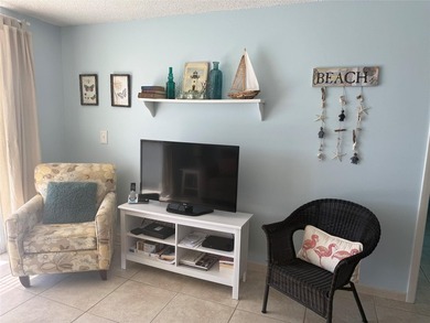 Beautiful condo 1 bedroom, 1.5 bath. Move in ready come totally - photo 12