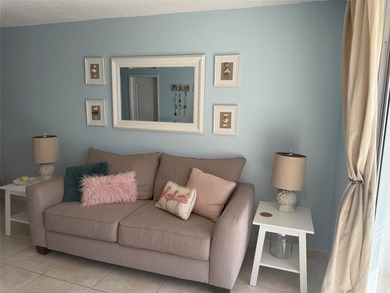 Beautiful condo 1 bedroom, 1.5 bath. Move in ready come totally - photo 13