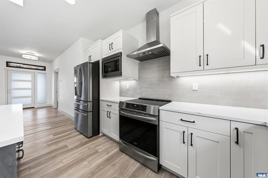 Beautiful custom home with those amazing mountain views to enjoy - photo 14