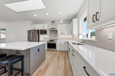 Beautiful custom home with those amazing mountain views to enjoy - photo 15