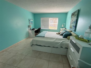 Beautiful condo 1 bedroom, 1.5 bath. Move in ready come totally - photo 15