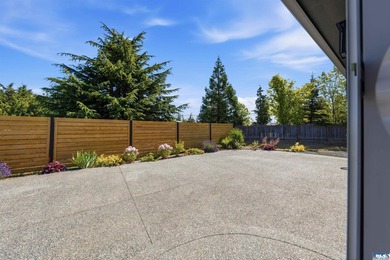 Beautiful custom home with those amazing mountain views to enjoy - photo 17