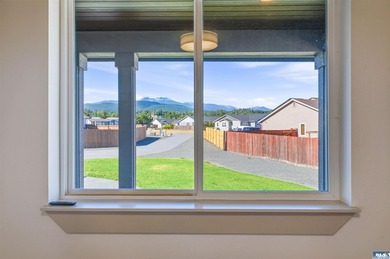 Beautiful custom home with those amazing mountain views to enjoy - photo 20