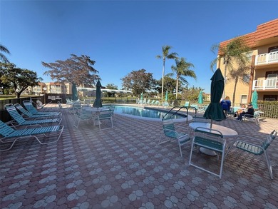 Beautiful condo 1 bedroom, 1.5 bath. Move in ready come totally - photo 23