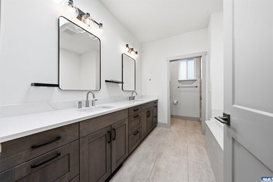 Beautiful custom home with those amazing mountain views to enjoy - photo 27