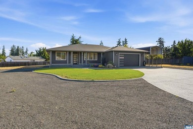 Beautiful custom home with those amazing mountain views to enjoy - photo 44